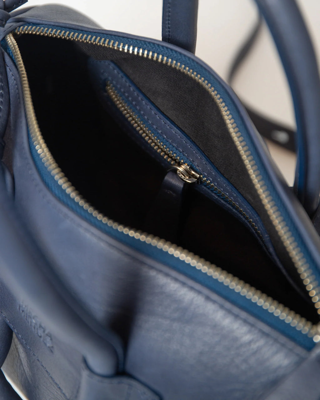 Mecha Mendez - Trunk Handbag - Blue